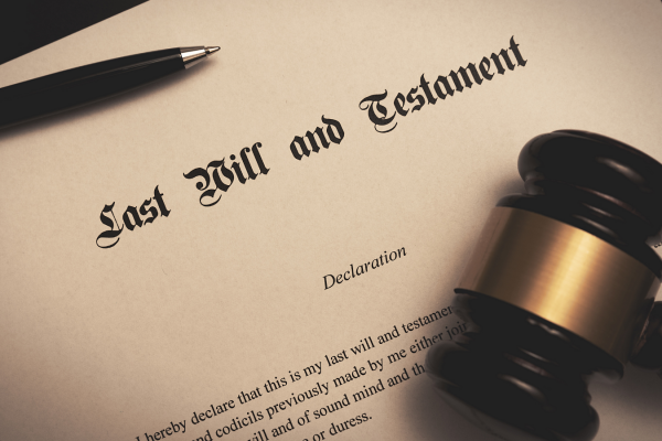 Last Will and Testament document with a pen and judge’s gavel, symbolizing estate planning and executor responsibilities.